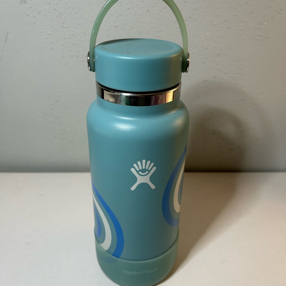 Hydro Flask Teal Water Bottle with Handle